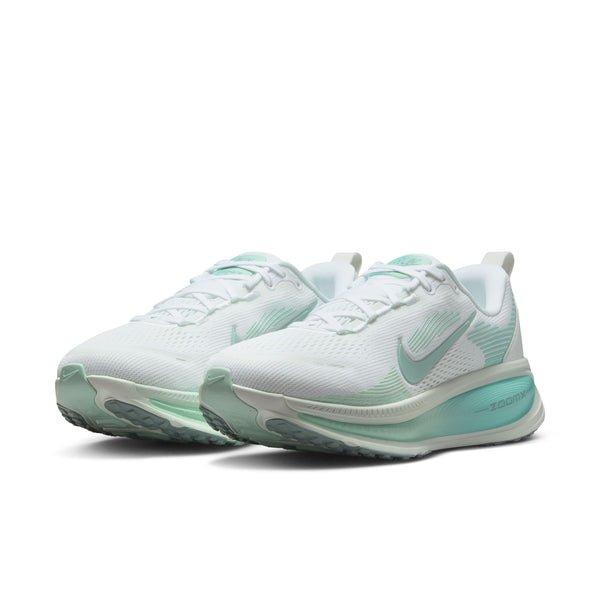 Et par Nike Vomero 18 Dame løbesko i White/Cannon-Bleached Turq-Mint Foam med overdel i mesh, swoosh-logoer, maksimal støddæmpning, stødabsorberende såler og Zoom-branding. Skoene er vist side om side.