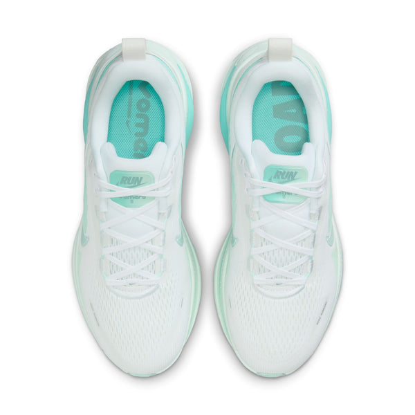 Et par Nike Vomero 18 Dame i White/Cannon-Bleached Turq-Mint Foam set fra oven med snørebånd, mesh-overdel og "RUN"- og "FAST"-indlægssåler for maksimal støddæmpning.