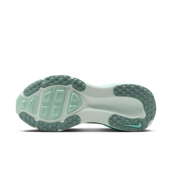 Billedet viser sålen på Nike Vomero 18 Dame i White/Cannon-Bleached Turq-Mint Foam med en struktureret slidbane med rektangulære og kvadratiske former i lys blågrøn og hvid, set nedefra.