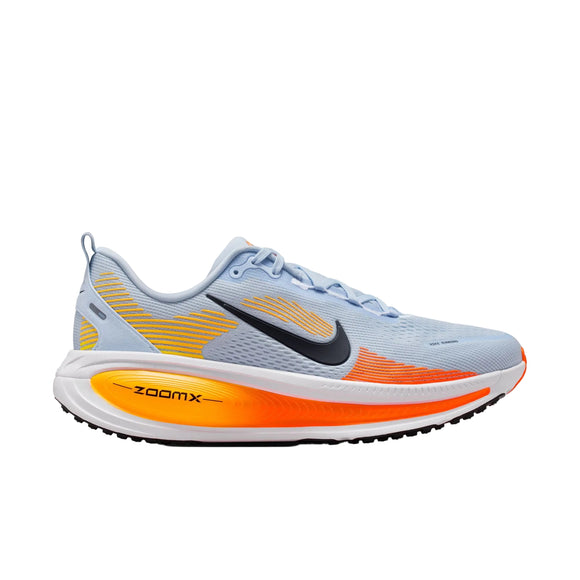 Nike Vomero 18 Herre i Hydrogen Blue/Black-Laser Orange kombinerer lyseblå overdel, sort swoosh, gule og orange accenter, "ZoomX" på sålen og er designet til maksimal komfort på hver eneste løbetur.