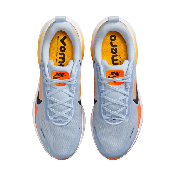 Topbillede af Nike Vomero 18 herre løbesko i Hydrogen Blue/Black-Laser Orange med hvide snørebånd, orange accenter og "VOM" og "MERO" trykt i sort på gule indersåler for maksimal komfort.