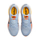 Topbillede af Nike Vomero 18 herre løbesko i Hydrogen Blue/Black-Laser Orange med hvide snørebånd, orange accenter og "VOM" og "MERO" trykt i sort på gule indersåler for maksimal komfort.