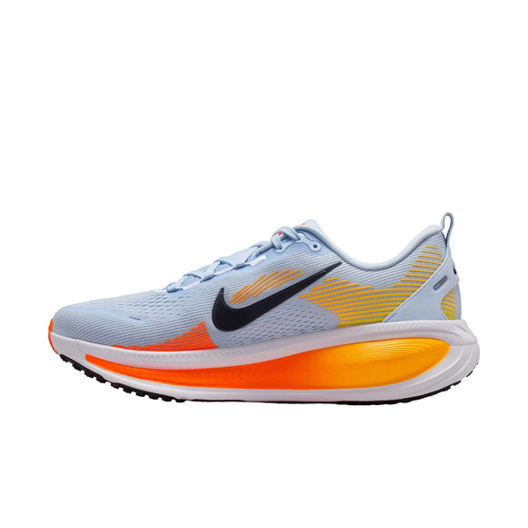 Nike Vomero 18 herre løbesko i Hydrogen Blue/Black-Laser Orange kombinerer maksimal komfort med et letblåt design, sort swoosh og en hvid sål samt iøjnefaldende orange og gule detaljer.