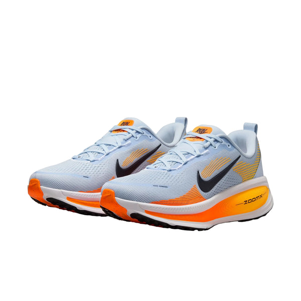 Et par Nike Vomero 18 Herre i Hydrogen Blue/Black-Laser Orange giver maksimal komfort med lyseblå mesh-overdel, sorte swooshes, orange accenter og hvide mellemsåler, vist side om side på en hvid baggrund.