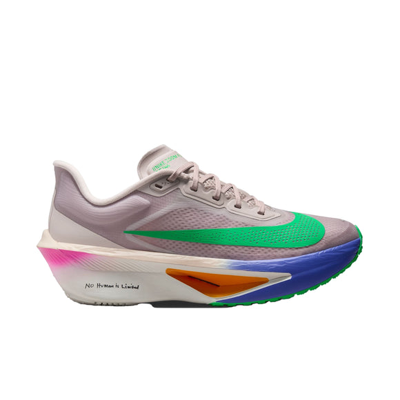 Nike Zoom Fly 6 "Eliud Kipchoge" Dame har en lysegrå overdel, lysegrøn swoosh, beige snørebånd og en gradueret sål i pink, orange og blå med grøn slidbane. Inkluderer ZoomX-skumdæmpning og "No Human Is Limited"-tekst på siden.