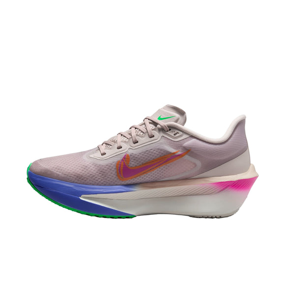 Nike Zoom Fly 6 "Eliud Kipchoge" til kvinder har en siltrød (lys beige) mesh-overdel, flerfarvet swoosh og en sål med blå, grønne og pink accenter plus lysegrøn på tåen. Inkluderer responsiv ZoomX-skum-støddæmpning.