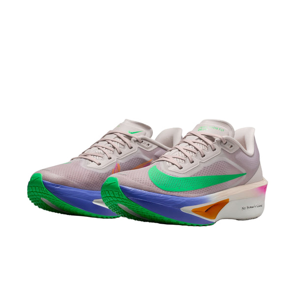 Nike Zoom Fly 6 "Eliud Kipchoge" Dame løbesko i Silt Red/Green Shock-Persian Violet har lyserød overdel, grønne swooshes, flerfarvede såler og responsiv ZoomX-skum. Inspireret af den innovative Zoom Fly 6. Vist på en hvid baggrund.