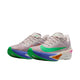 Nike Zoom Fly 6 "Eliud Kipchoge" Dame løbesko i Silt Red/Green Shock-Persian Violet har lyserød overdel, grønne swooshes, flerfarvede såler og responsiv ZoomX-skum. Inspireret af den innovative Zoom Fly 6. Vist på en hvid baggrund.