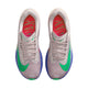 Et par Nike Zoom Fly 6 "Eliud Kipchoge" dame løbesko i Silt Red/Green Shock-Persian Violet med grønne swooshes, lilla detaljer og røde indersåler med gule grafikker, vist fra oven på hvid baggrund.