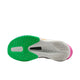 Billedet viser sålen på Nike Zoom Fly 6 "Eliud Kipchoge" Dame i Silt Red/Green Shock-Persian Violet med grøn forfod, hvid midtersektion, pink hæl med struktureret slidbane og FLYPLATE plus responsiv ZoomX-skum.