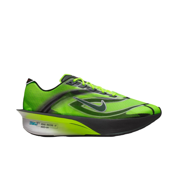 Nike Vaporfly Next% 4 Herre "Ekiden" har et flerfarvet neongrønt, sort og hvidt design med en fed Swoosh, polstret sål og "Vaporfly Road Racing VF 6/23-04" tekst ved hælen. Inspireret af den innovative ZoomX-serie.
