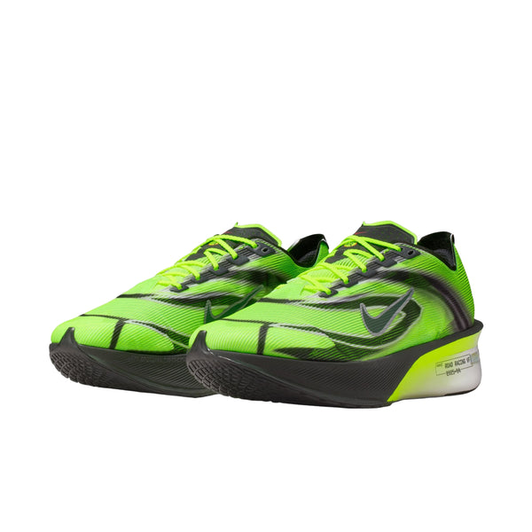 Et par Nike Vaporfly Next% 4 "Ekiden" løbesko til herrer i Multi-Color/Black-Volt-White vises på en almindelig hvid baggrund med dristige sorte accenter, sorte såler og det ikoniske synlige Nike-logo.