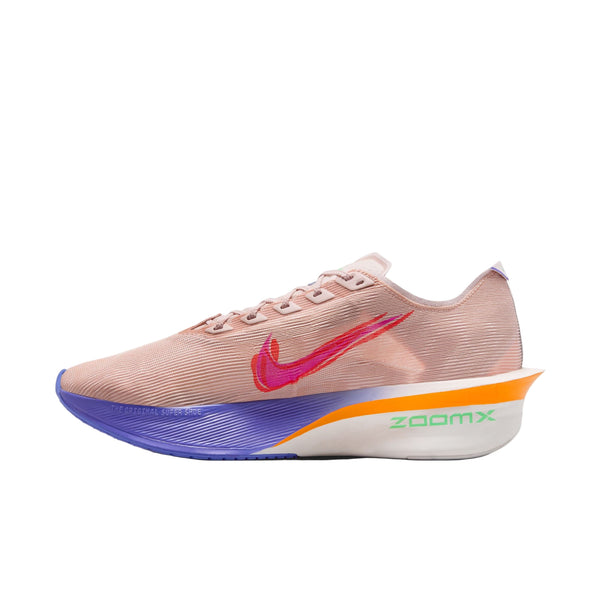 Et sidebillede af Nike Vaporfly Next% 4, Herre i Silt Red/Green Shock-Fire Pink "EK" viser en ferskenfarvet og pink overdel, grøn ZoomX-skummellemsål, lilla-orange sål og et strømlinet design for optimal ydeevne.