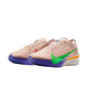 Et par Nike Vaporfly Next% 4 løbesko herre i Silt Red/Green Shock-Fire Pink "EK" med ZoomX-skum, grøn swoosh, lilla ydersål, rød/orange accenter og "No Finish Line" på den hvide mellemsål.