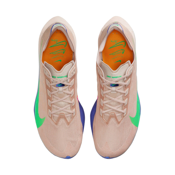 Nike Vaporfly Next% 4 "EK" til mænd i Silt Red/Green Shock-Fire Pink har lysegrønne swooshes, orange indersåler, ZoomX-skum mellemsåler med grønne/blå accenter og beige snørebånd for et dynamisk look, som det ses ovenfra.