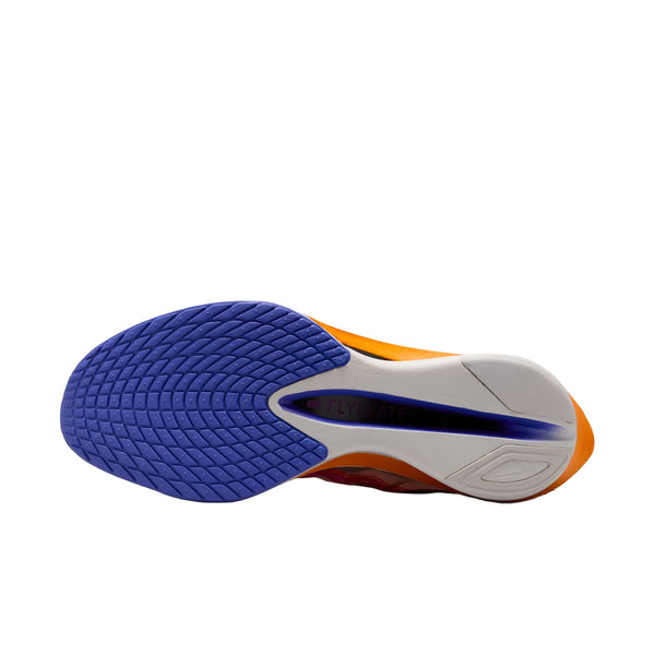 Billedet viser undersiden af Nike Vaporfly Next% 4 løbesko herre i Silt Red/Green Shock-Fire Pink "EK" med en mønstret blå gummiydersål, orange overkant og en hvid og sort mellemsål med responsiv ZoomX-skum. Slidbanedesignet er tydeligt.