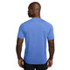 En mand med glatbarberet hoved står med ryggen til kameraet iført Nike Stride SS Running Top, Herre, Royal Pulse/Reflective Silv og sorte shorts på en almindelig hvid baggrund.