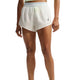 En person viser Nike AeroSwift 3In løbeshorts til kvinder i Off White/White/Black, fremstillet af åndbart materiale, sammen med en crop top. Kun underkroppen og overbenene er synlige mod en hvid baggrund.