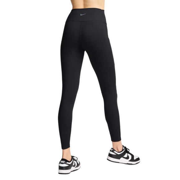 Man ser en kvinde bagfra iført sorte Nike One High-Waisted 7/8-tights og sorte Nike-sneakers, begge dele på en hvid baggrund.