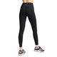 Man ser en kvinde bagfra iført sorte Nike One High-Waisted 7/8-tights og sorte Nike-sneakers, begge dele på en hvid baggrund.