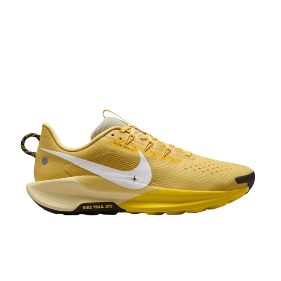 Nike Pegasus Trail 5, Herre i Saturn Gold/White-Lightening-Alabaster har gule snørebånd, en hvid swoosh, sort og gul sål, NIKE TRAIL ATC nær hælen og en praktisk trækflig, der gør den nem at tage på.