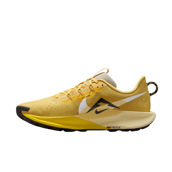 Nike Pegasus Trail 5 herre løbesko i Saturn Gold/White-Lightening-Alabaster har en gul mesh-overdel, hvidt og sort swoosh-logo, sort sål og gule snørebånd. Trailskoen er vist i profil mod en hvid baggrund.