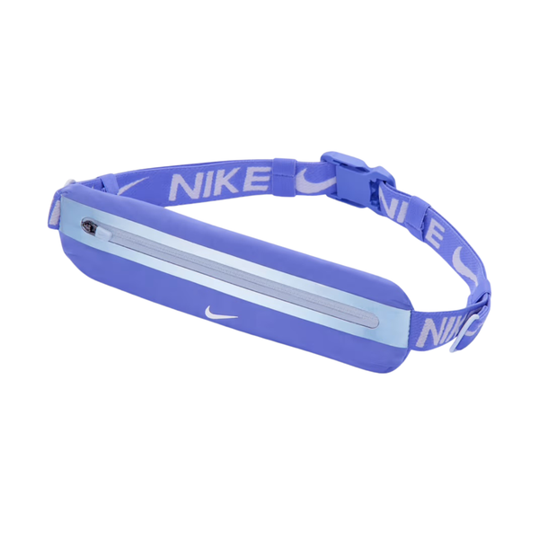 Nike Slim Waistpack 4.0, Unisex, i blå har en frontlomme med lynlås, justerbar rem med hvidt Nike-logo og tekst. Det slanke design er perfekt til at have de vigtigste ting med på farten.