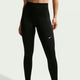 En person er iført Nike Nk Df One Hr 7/8 Pkt Tght leggings til kvinder i sort/hvid med logoet synligt på øverste venstre lår, stående mod en almindelig lys baggrund. Kun benene er vist.