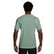 En person ses bagfra iført en Nike Nk Dfadv Aroswft Ss Top, Herre, Steam/Black - en lysegrøn, åndbar mesh-lignende løbetrøje med et sort logo på den øverste højre skulder - sammen med sorte shorts.