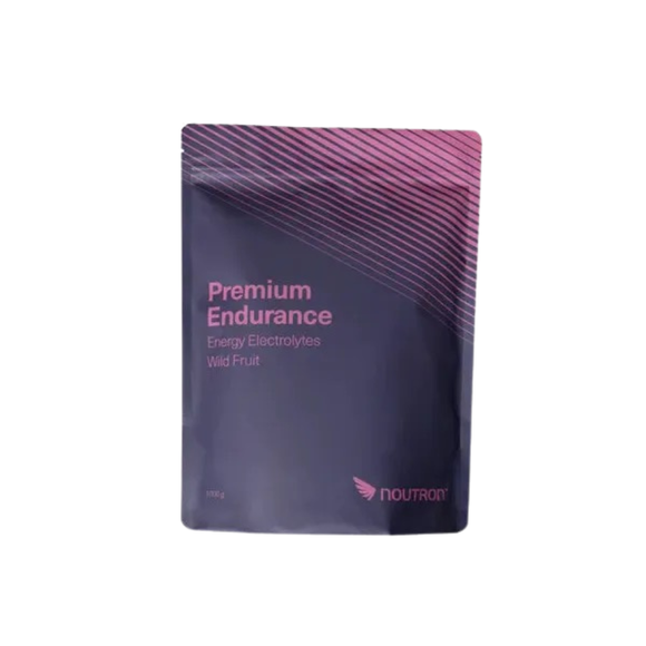 En stand-up pose mærket Premium Endurance, Wild Fruit, med et pink og lilla geometrisk design, ideel til udholdenhedsatleter, har brandnavnet Noutron nederst til højre.