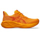 Asics Novablast 5, Herre, Yamabuki/Anzu løbesko har en tyk, struktureret sål med FF BLAST MAX-skum for ekstra affjedring og subtile røde accenter, vist fra siden på en almindelig hvid baggrund.