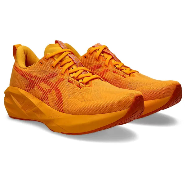 Et par Asics Novablast 5, Herre løbesko i Yamabuki/Anzu med lavt snit, FF BLAST MAX-skum for ekstra affjedring, strukturerede såler, matchende snørebånd, let hævet hæl og diskret brandlogo på siden.