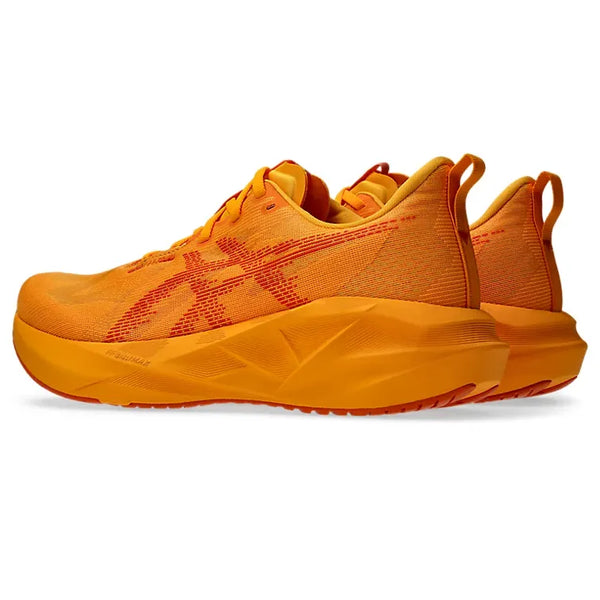 Et par Asics Novablast 5 Herrer løbesko i Yamabuki/Anzu med FF BLAST MAX-skum til ekstra affjedring, tykke såler, mesh-overdel og hælstropper, placeret side om side og vendt mod venstre.