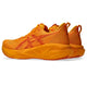 Et par Asics Novablast 5 Herrer løbesko i Yamabuki/Anzu med FF BLAST MAX-skum til ekstra affjedring, tykke såler, mesh-overdel og hælstropper, placeret side om side og vendt mod venstre.