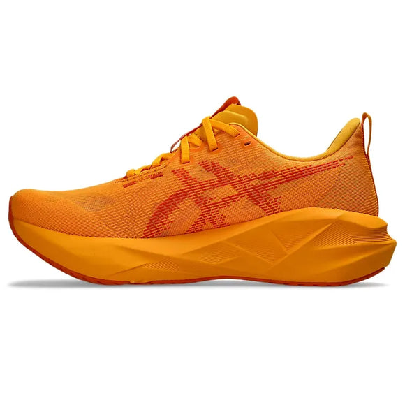 Asics Novablast 5, Herre, Yamabuki/Anzu har en lysende orange mesh-overdel med røde detaljer og en tyk FF BLAST MAX-skumsål for ekstra støddæmpning, vist i sideprofil på en almindelig hvid baggrund.