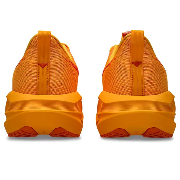 Et par Asics Novablast 5 Herre løbesko i Yamabuki/Anzu vises bagfra med tykke, teksturerede såler til ekstra affjedring, lodrette pull tabs på hælen og et farveforløb fra mørk til lys orange.