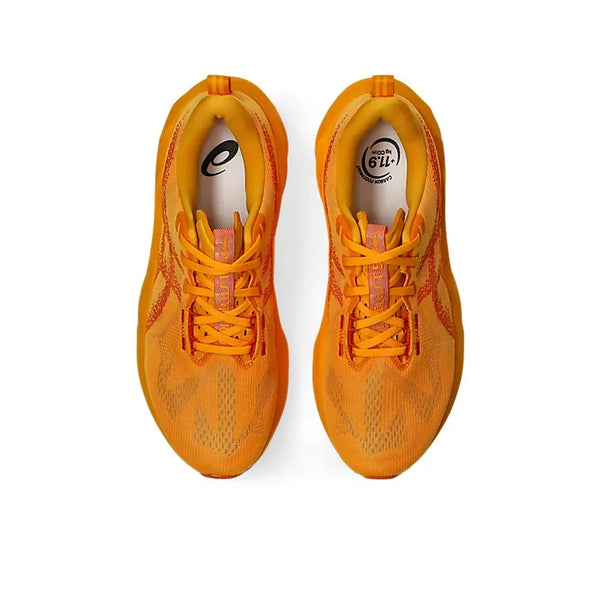 Et par Asics Novablast 5, Herre, Yamabuki/Anzu løbesko med gule snørebånd ses ovenfra på en hvid baggrund. Indlægssålerne viser Asics-logoet og størrelsen, mens FF BLAST MAX-skummet giver overlegen komfort.