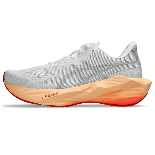 ASICS Novablast 6 Dame i farvekombinationen hvid/levende koral er en hvid løbesko med en tyk mellemsål i en levende koralfarve, der er designet til enestående energiretur, samt en rød ydersål. Skoen har en åndbar overdel i mesh, synlige sømme og teksten »FF Turbo²« trykt på siden af mellemsålen.