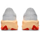 Et par hvide ASICS Novablast 6 Dame-løbesko i farvekombinationen White/Vivid Coral set bagfra, med tykke beige såler med røde detaljer på undersiden og en overdel i struktureret strik, der er designet til at give energiretur ved hvert skridt.