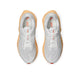 Et par Asics Novablast 6 Dame-sneakers i farvekombinationen hvid/levende koral, med overdel i mesh, der sikrer god åndbarhed, hvide snørebånd, lysebrune såler og logoer i levende koral, ses set ovenfra på en hvid baggrund. Designet til at give optimal energiretur ved hvert skridt.