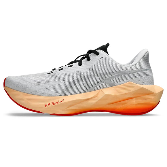 En moderne hvid herreløbesko fra Asics: Novablast 6 i farvekombinationen White/Orange Glow har sorte snørebånd, en tyk, lysorange og rød sål samt diskrete strukturerede detaljer på overdelen, der er inspireret af innovativ energiretur-teknologi. Teksten »FF Turbo²« er trykt på siden.