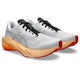 Et par Asics Novablast 6 løbesko til herrer i farven White/Orange Glow, med lysegrå overdel, ferskenfarvede FF Turbo-mellemsåler, der sikrer optimal energiretur, røde ydersåler samt sorte snørebånd og sort indvendigt for.