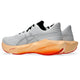 Et par Asics Novablast 6 herreløbesko i farvekombinationen hvid/orange glow, med lysegrå overdel, sorte snørebånd og tykke orange-beige såler med et rødt område nederst. Skoene er placeret i en vinkel, så man kan se dem fra siden og bagfra, hvilket fremhæver deres energiretur-design.