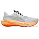 Asics Novablast 6, Herre i farvekombinationen hvid/orange glow, vises i et profilbillede fra venstre side på en hvid baggrund. Denne løbesko har en grå overdel, en tyk, formstøbt lysorange mellemsål, der sikrer en enestående energiretur, en rød ydersål, sorte snørebånd og teksten »FF Turbo²« tæt på hælen.