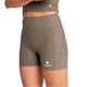 En person iført taupe W Combat+ Rib Short Tights 4" fra Saysky med en sidelomme og det hvide Saysky-logo ved venstre kant. Overkroppen er delvist synlig.