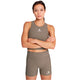 En kvinde står selvsikkert med armene over kors iført en matchende olivengrøn tanktop og Saysky W Combat+ Rib Short Tights 4" i taupe med et lille hvidt SATORY-logo.