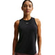 En kvinde bærer Nike Nk One Classic Df Tank i sort/hvid med ansigtet vendt fremad mod en hvid baggrund. Nike-logoet er synligt på brystet og fremhæver denne stilfulde træningstøj-dame fra Nike.