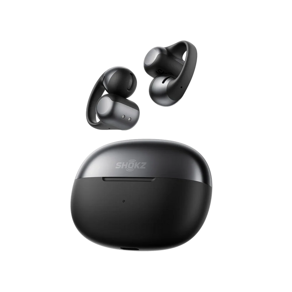 Et par Shokz Open Dots One True Wireless Open-Ear Hovedtelefoner i sort med ørekroge og et matchende opladningsetui, begge med Shokz-logo, vises på en almindelig hvid baggrund.