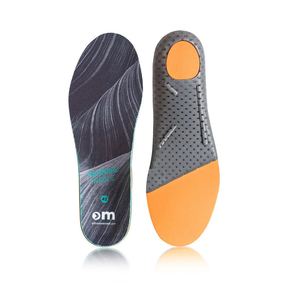 Her ses to grå Ortho Movement Running Insoles, Unisex; den venstre har et bølget "Running Insole"- og "42"-design, mens den højre har orange hæl- og forfodsperforering - ideelle løbesåler til aktiv brug.