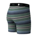 Et par Stance Otis Wholester herre-boxershorts med vandrette grønne, blå og beige striber. Den sorte linning er forsynet med teksten »STANCE« og mærkets logo i hvidt. Fremstillet af Stances karakteristiske Butter Blend-stof til boxershorts, der sikrer enestående blødhed og Wholester-støtte. Billedet er taget bagfra.